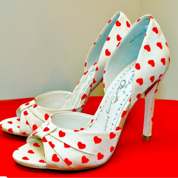 Alice & Olivia Gigi heart-print grosgrain peep-toe pump. Never worn. Size 38. - Picture 5 of 8